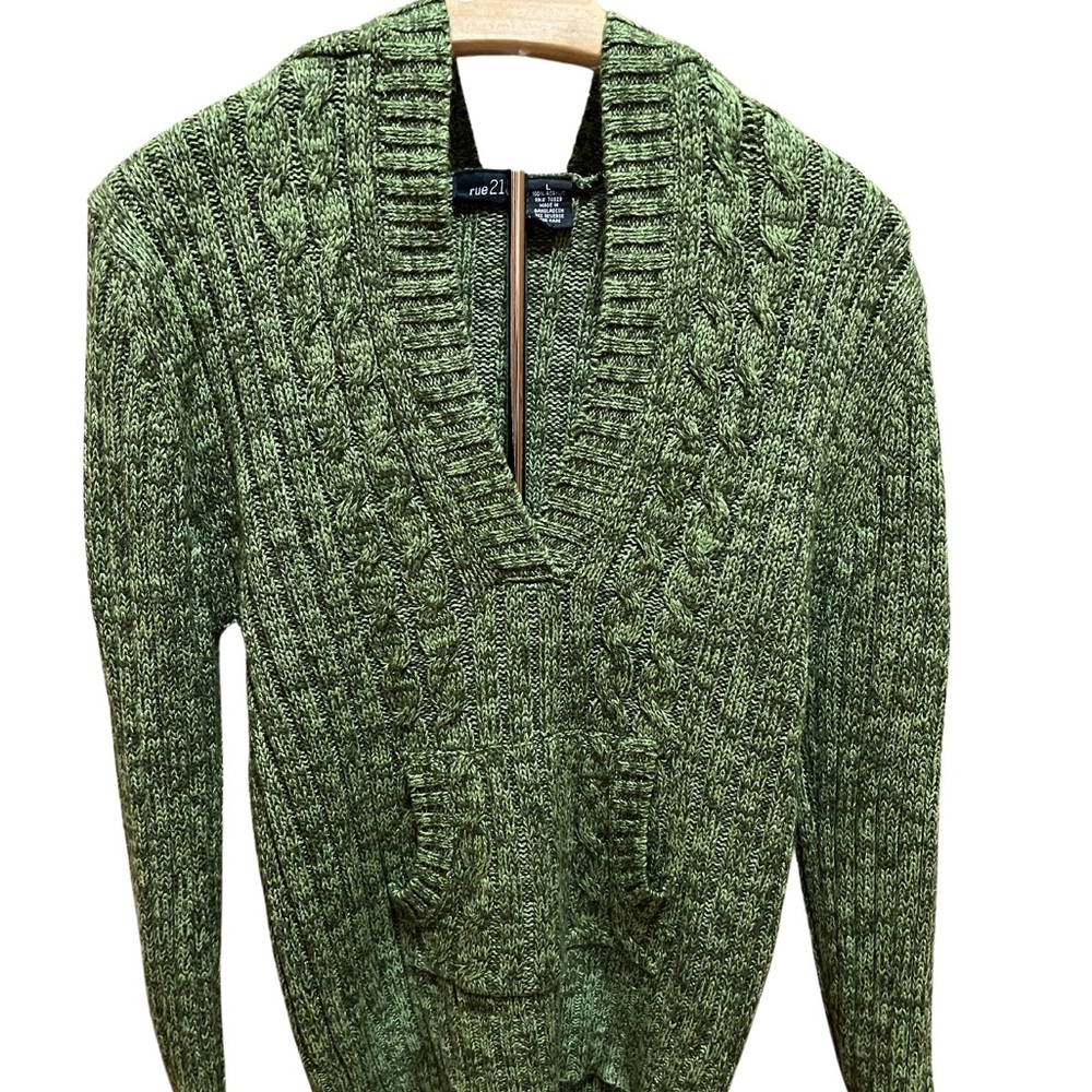 Rue21 Green Heathered V-Neck Long Sleeve Sweater